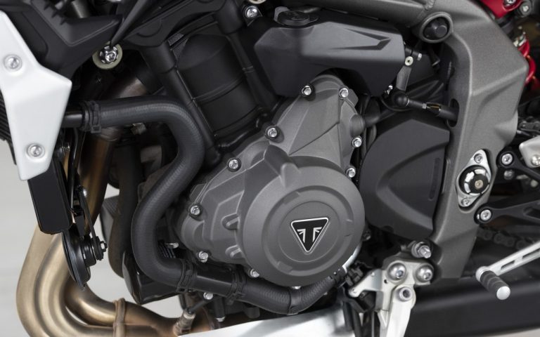 Nuova Triumph Street Triple R: immagini ufficiali