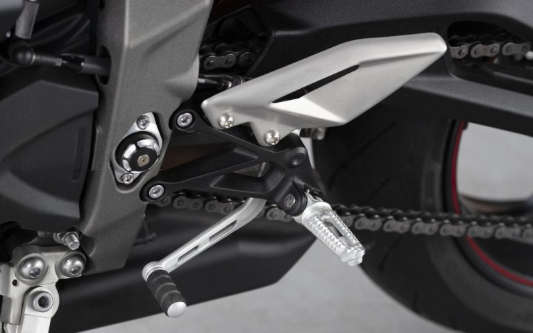 Nuova Triumph Street Triple R: immagini ufficiali