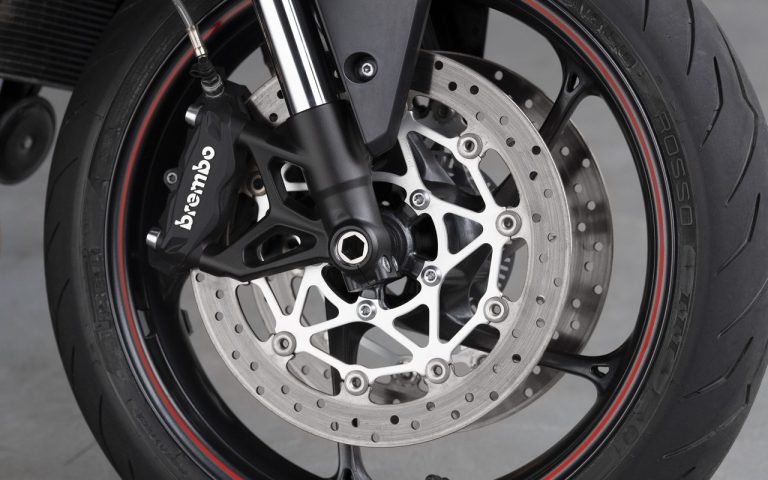 Nuova Triumph Street Triple R: immagini ufficiali