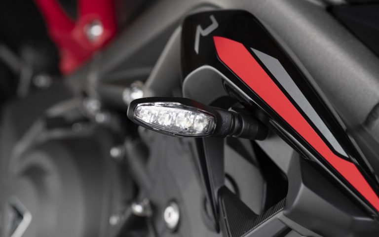 Nuova Triumph Street Triple R: immagini ufficiali