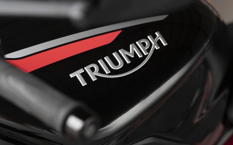 Nuova Triumph Street Triple R: immagini ufficiali