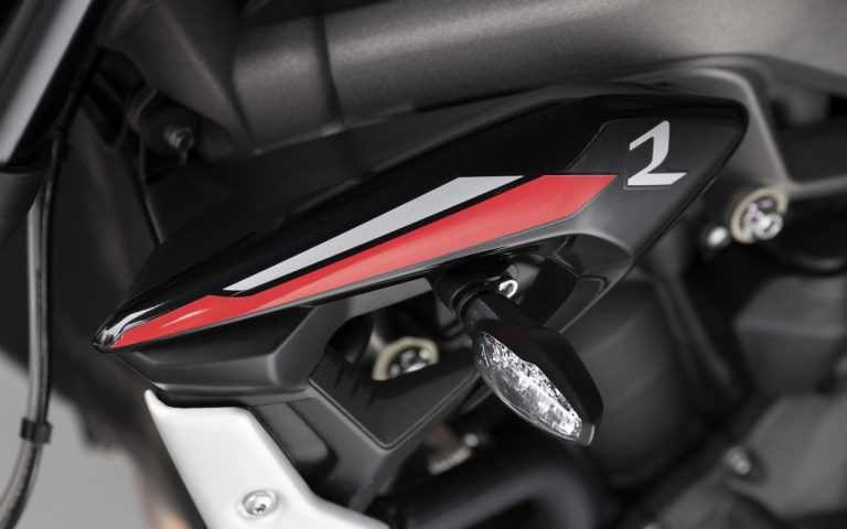 Nuova Triumph Street Triple R: immagini ufficiali