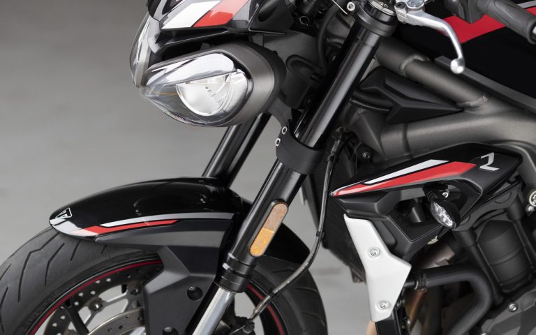 Nuova Triumph Street Triple R: immagini ufficiali