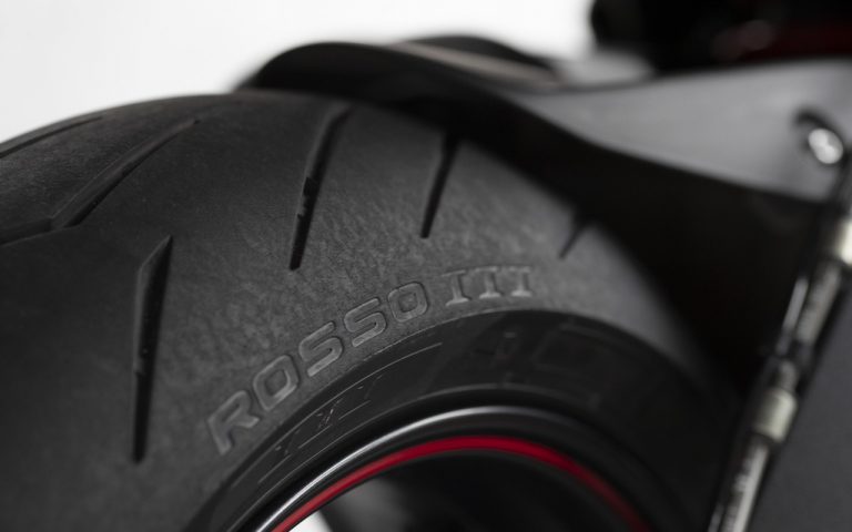 Nuova Triumph Street Triple R: immagini ufficiali
