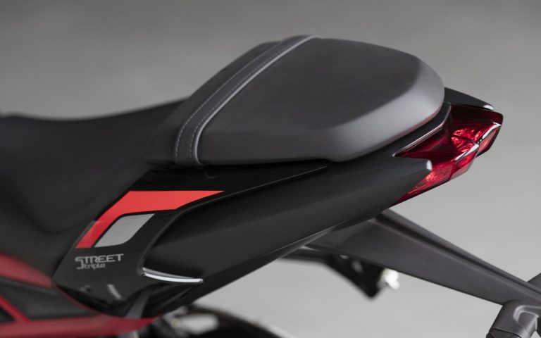 Nuova Triumph Street Triple R: immagini ufficiali
