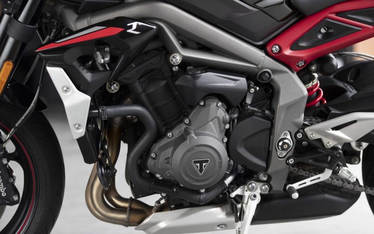 Nuova Triumph Street Triple R: immagini ufficiali