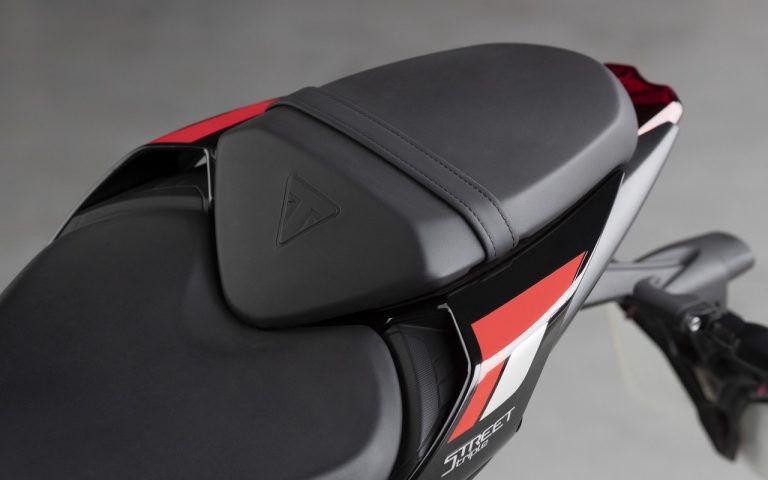 Nuova Triumph Street Triple R: immagini ufficiali