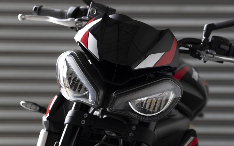 Nuova Triumph Street Triple R: immagini ufficiali