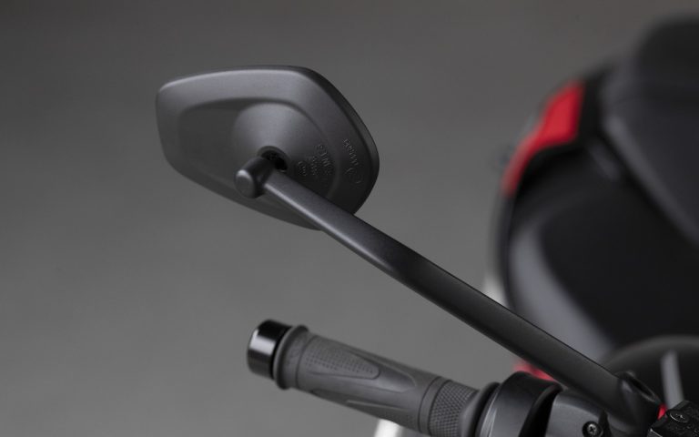 Nuova Triumph Street Triple R: immagini ufficiali