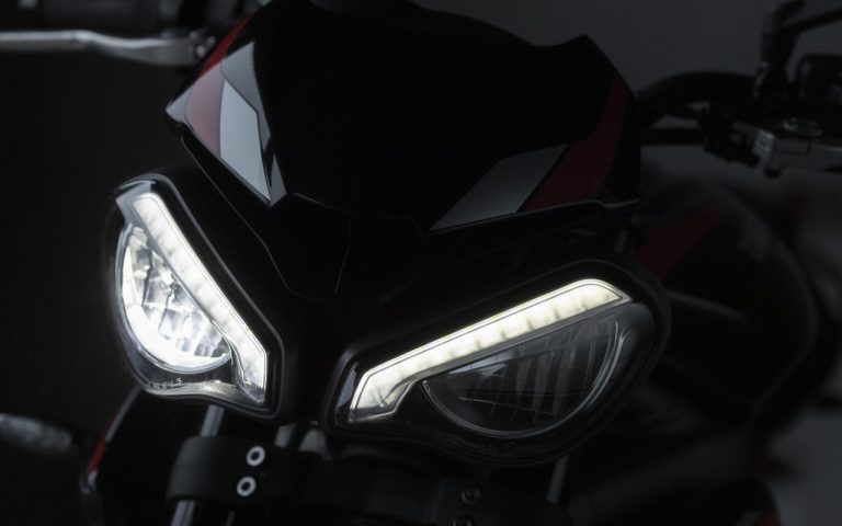 Nuova Triumph Street Triple R: immagini ufficiali
