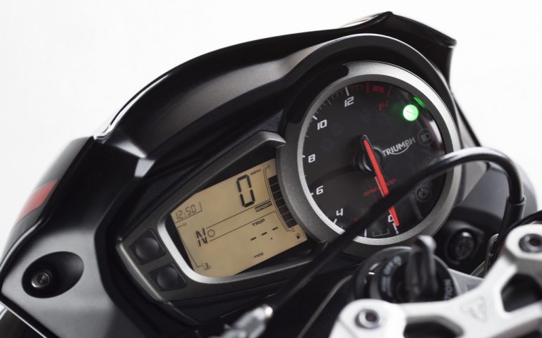 Nuova Triumph Street Triple R: immagini ufficiali