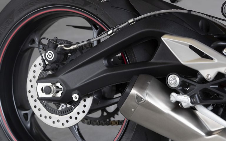 Nuova Triumph Street Triple R: immagini ufficiali