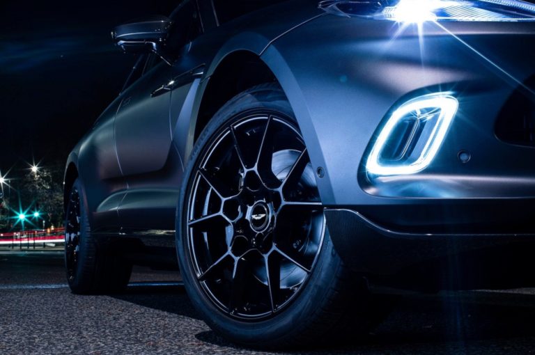 Aston Martin DBX by Q: immagini ufficiali