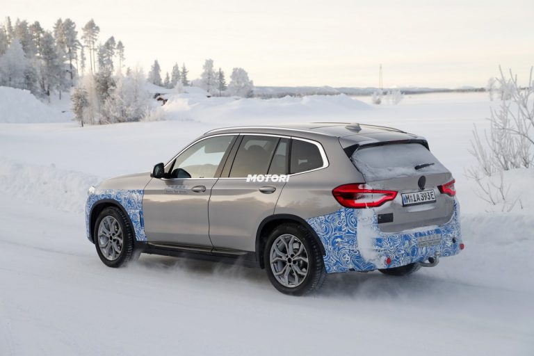 Bmw iX3, nuove foto spia