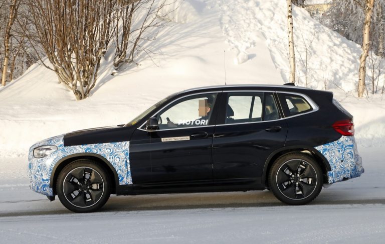 Bmw iX3, nuove foto spia
