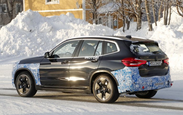 Bmw iX3, nuove foto spia