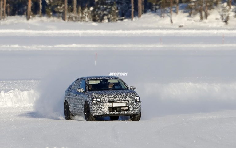 Nuova Citroen C4: foto spia sulla neve