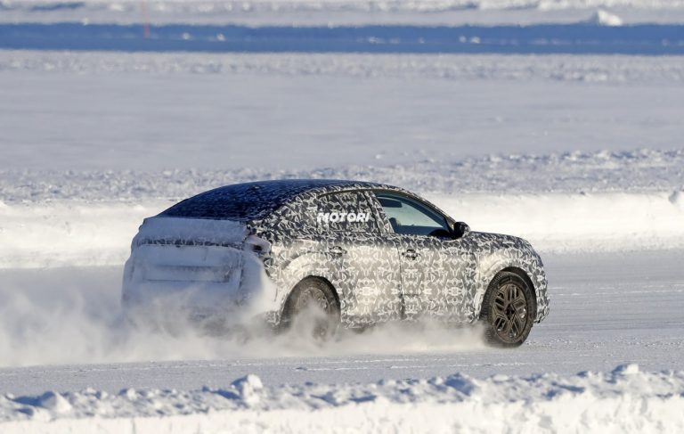 Nuova Citroen C4: foto spia sulla neve