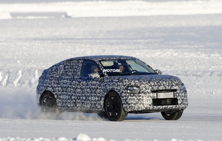 Nuova Citroen C4: foto spia sulla neve