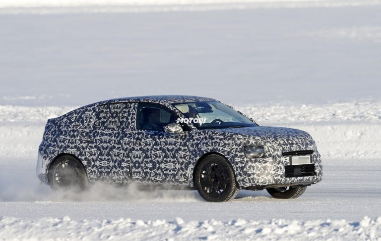 Nuova Citroen C4: foto spia sulla neve