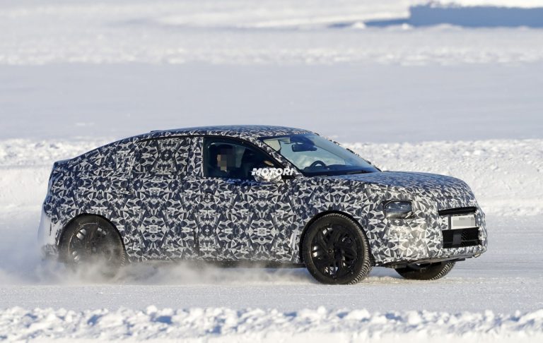 Nuova Citroen C4: foto spia sulla neve