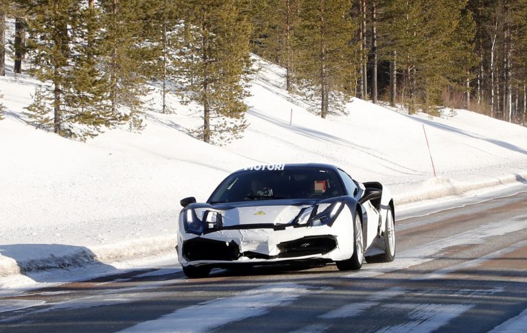 Ferrari: le foto spia di un nuovo modello ibrido