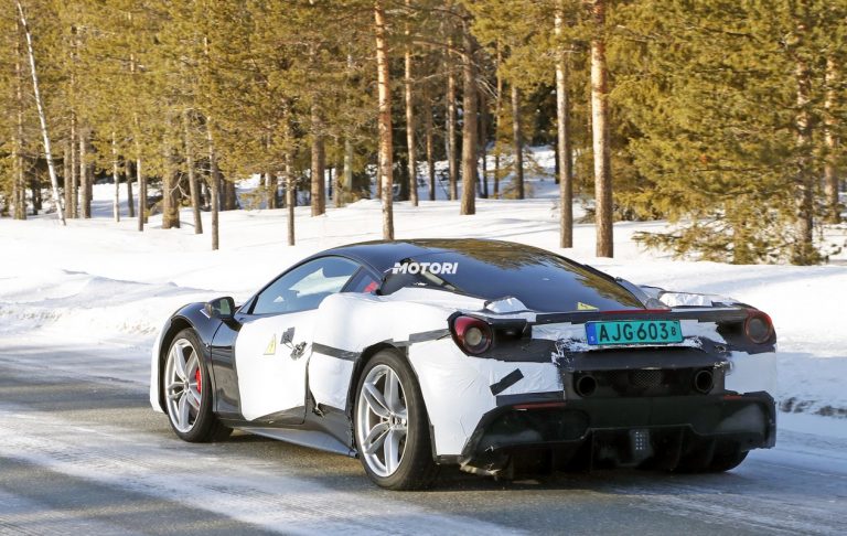 Ferrari: le foto spia di un nuovo modello ibrido