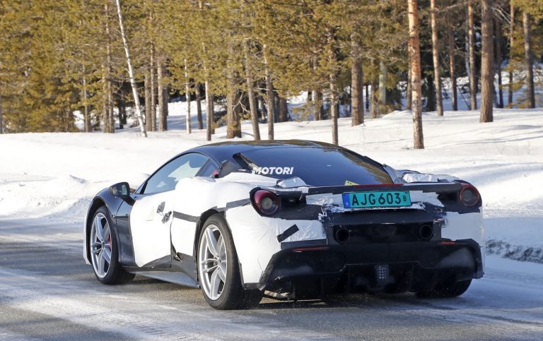 Ferrari: le foto spia di un nuovo modello ibrido