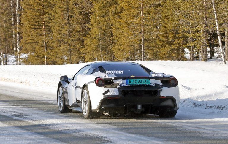 Ferrari: le foto spia di un nuovo modello ibrido