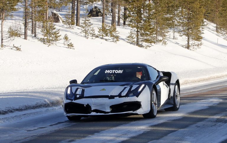 Ferrari: le foto spia di un nuovo modello ibrido