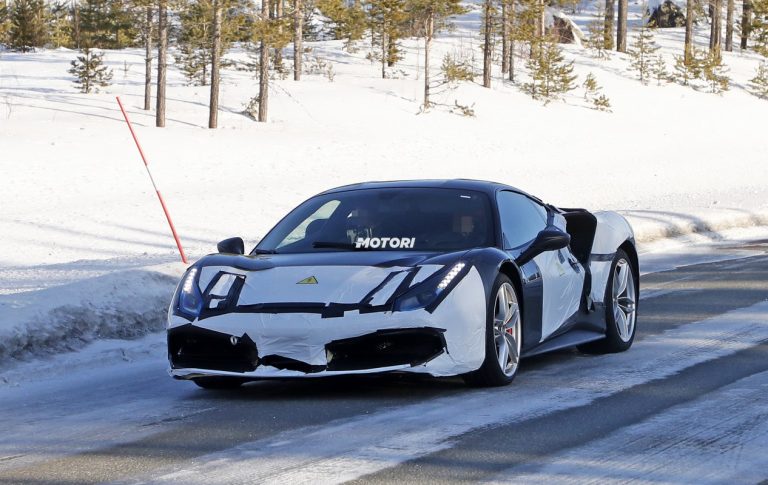 Ferrari: le foto spia di un nuovo modello ibrido