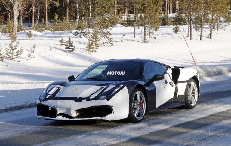 Ferrari: le foto spia di un nuovo modello ibrido