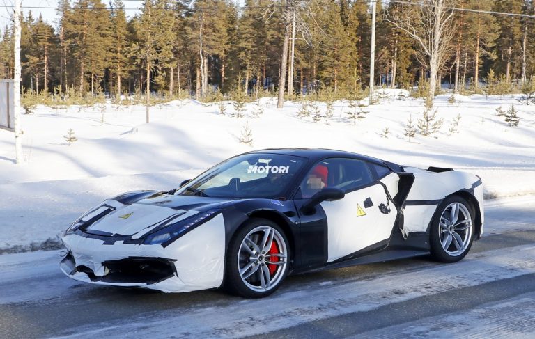 Ferrari: le foto spia di un nuovo modello ibrido