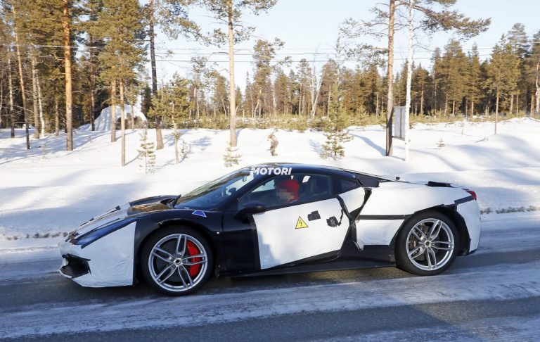 Ferrari: le foto spia di un nuovo modello ibrido
