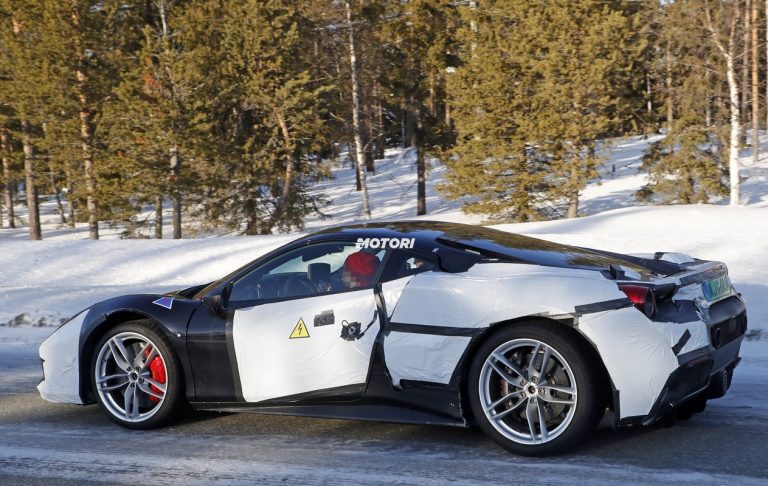 Ferrari: le foto spia di un nuovo modello ibrido