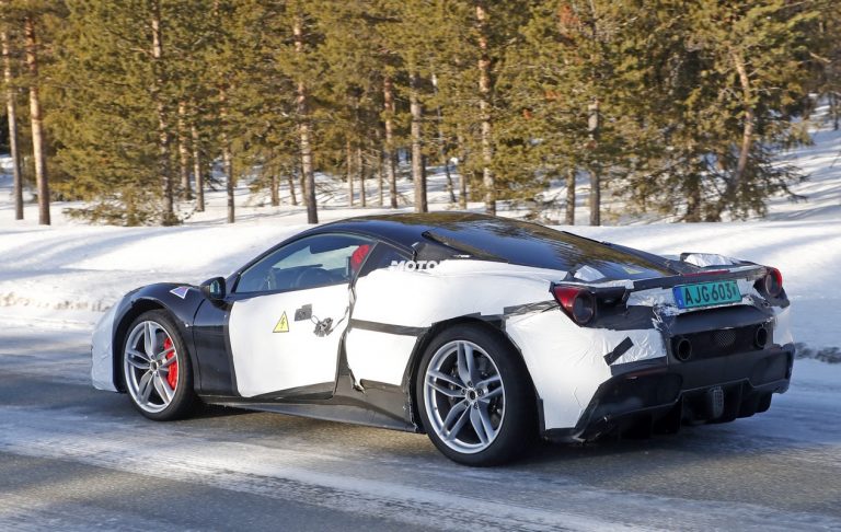 Ferrari: le foto spia di un nuovo modello ibrido