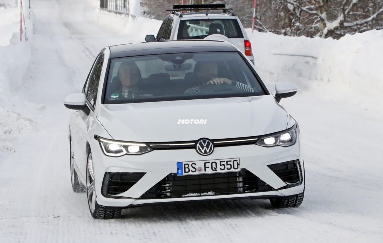 Nuova Volkswagen Golf R: le foto spia