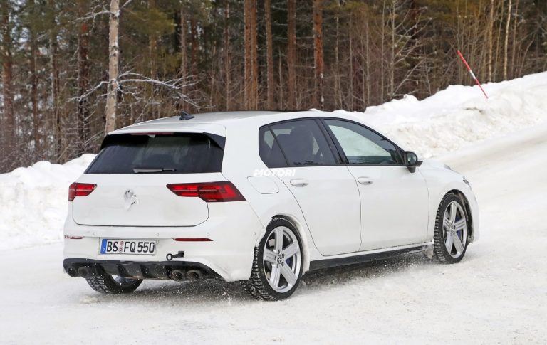 Nuova Volkswagen Golf R: le foto spia