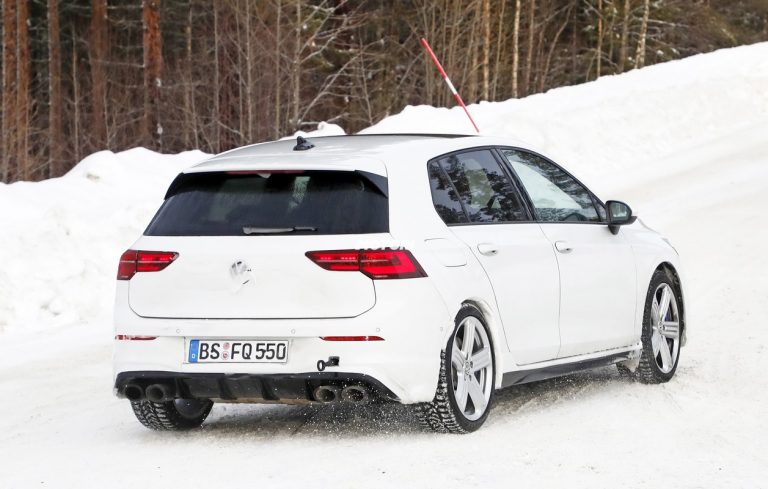 Nuova Volkswagen Golf R: le foto spia