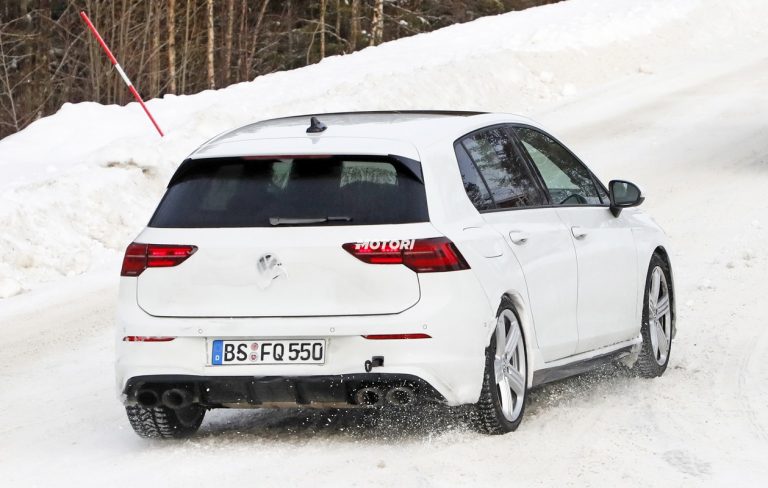 Nuova Volkswagen Golf R: le foto spia