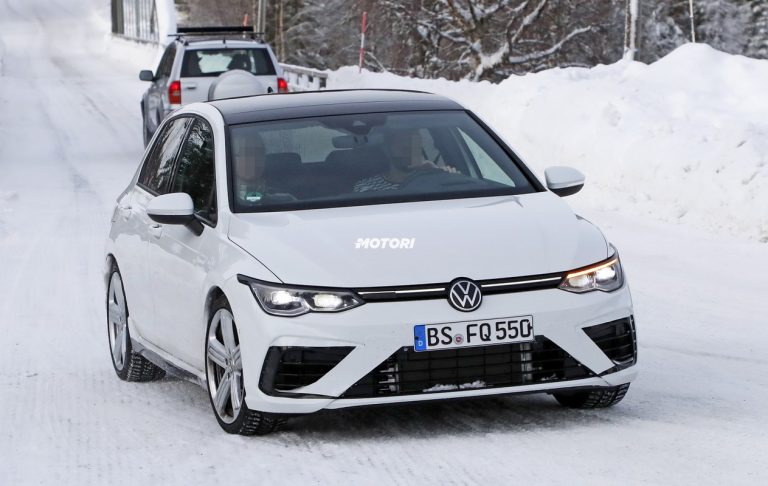 Nuova Volkswagen Golf R: le foto spia