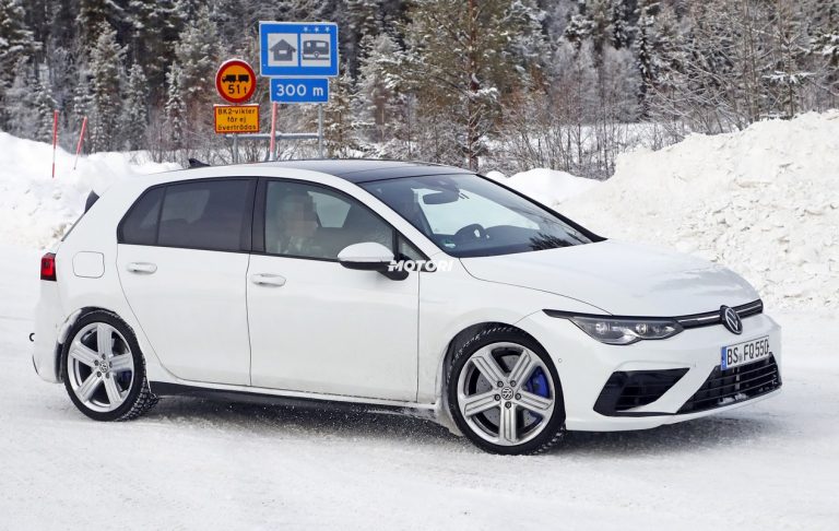 Nuova Volkswagen Golf R: le foto spia