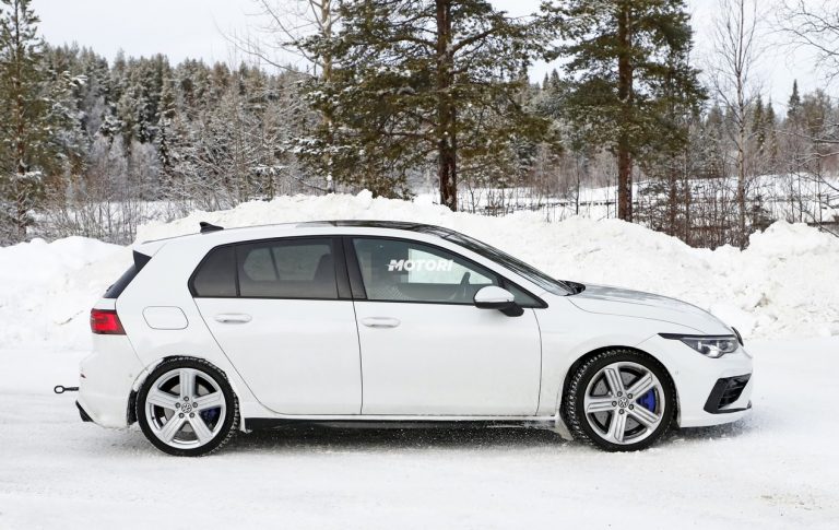 Nuova Volkswagen Golf R: le foto spia