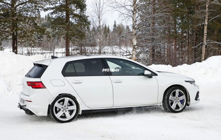 Nuova Volkswagen Golf R: le foto spia