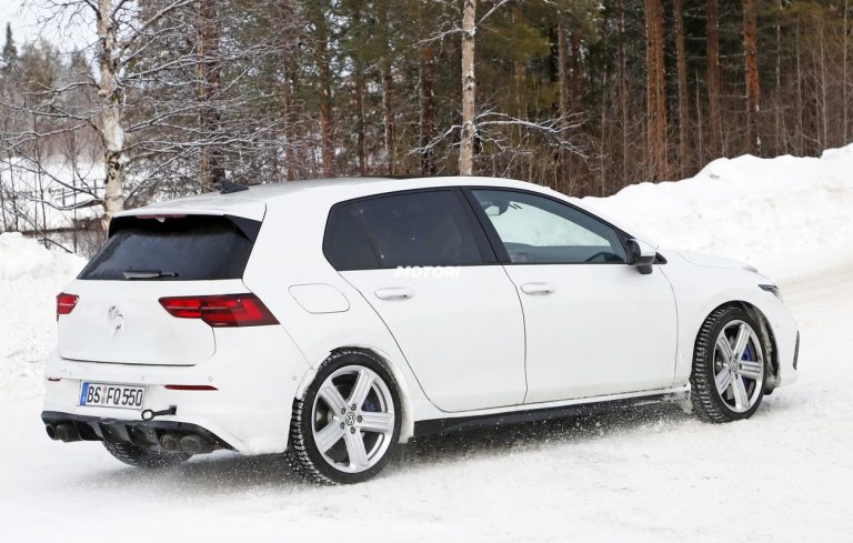 Nuova Volkswagen Golf R: le foto spia