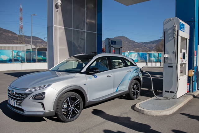 Hyundai consegna 10 NEXO a idrogeno a Bolzano