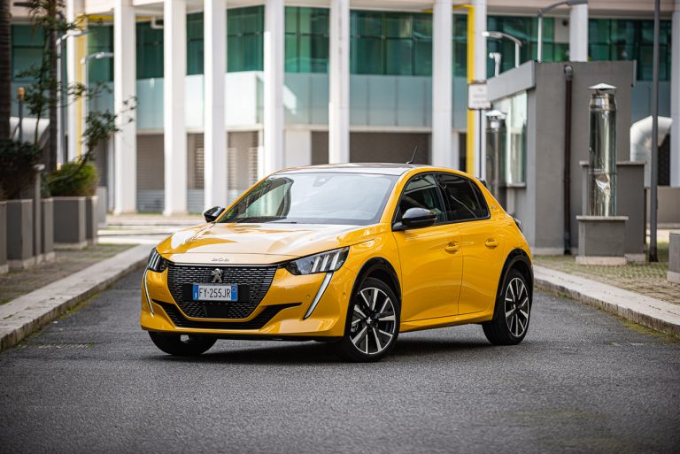 Peugeot 208 1.2 PureTech e 1.5 BlueHDi: la prova su strada