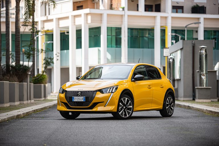 Peugeot 208 1.2 PureTech e 1.5 BlueHDi: la prova su strada