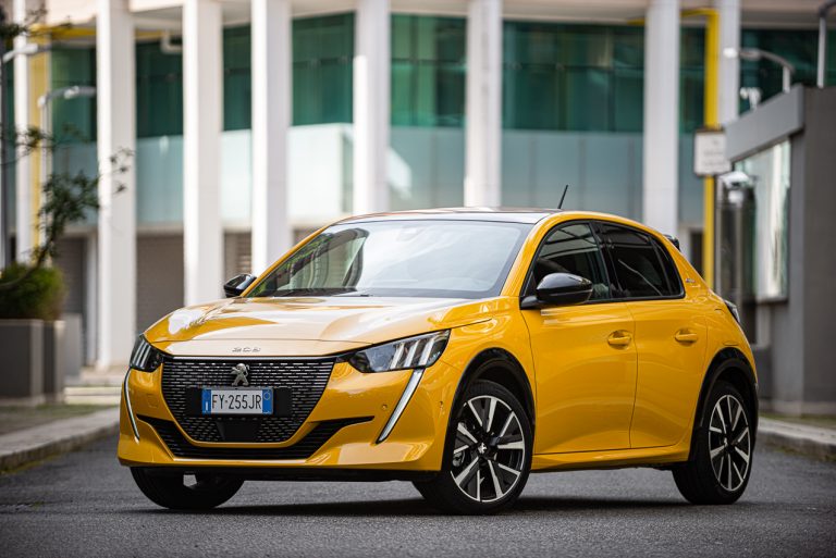 Peugeot 208 1.2 PureTech e 1.5 BlueHDi: la prova su strada