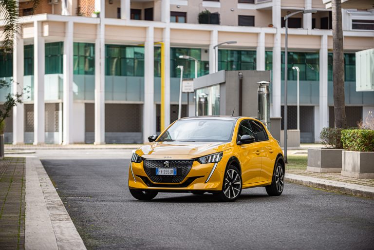 Peugeot 208 1.2 PureTech e 1.5 BlueHDi: la prova su strada